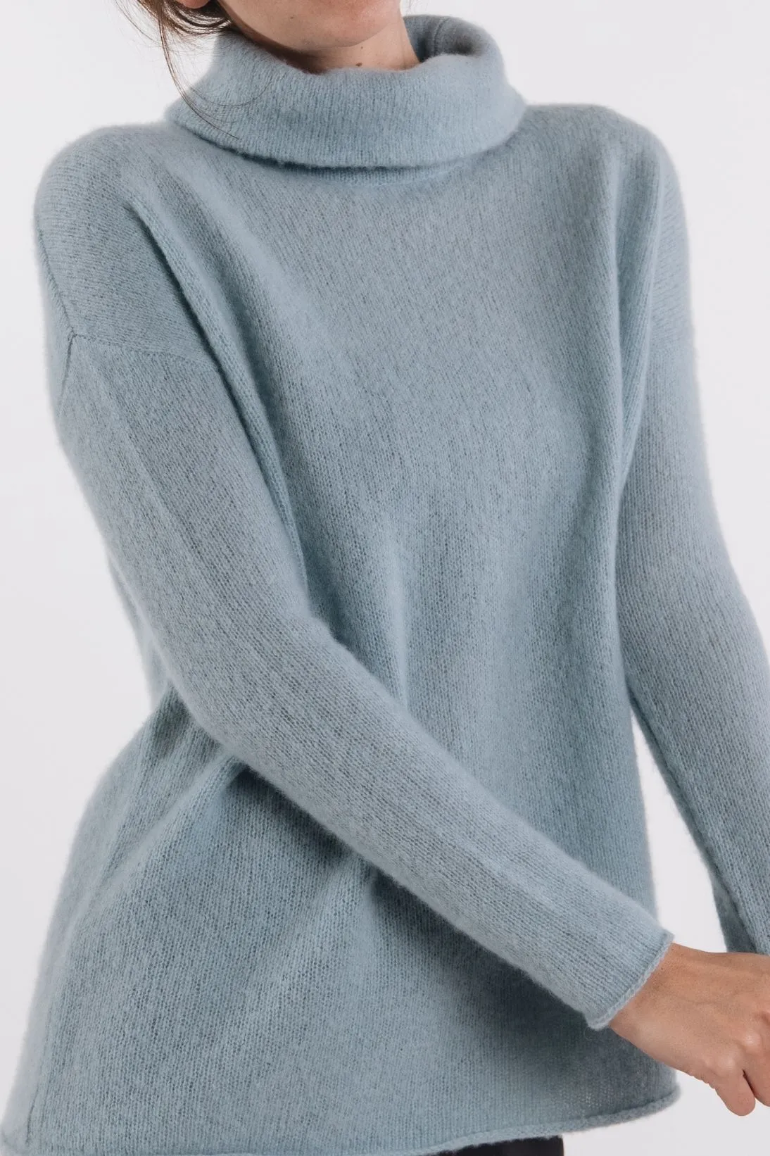 CASHMERE BOUCLE TURTLENECK